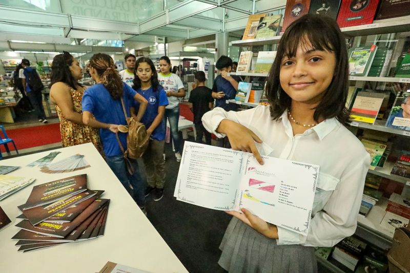 Jully Andrielly Ferreira, do 6a ano da Escola Estadual Ruth Passarinho, falou sobre o desenho que compôs para o Dicionário Nossa Língua, Nossa Cultura <div class='credito_fotos'>Foto: Bruno Cecim / Ag.Pará | <a href='/midias/2023/originais/17225_8e410f78-a703-8b9b-ff0e-86bf8962c297.jpg' download><i class='fa-solid fa-download'></i> Download</a></div>