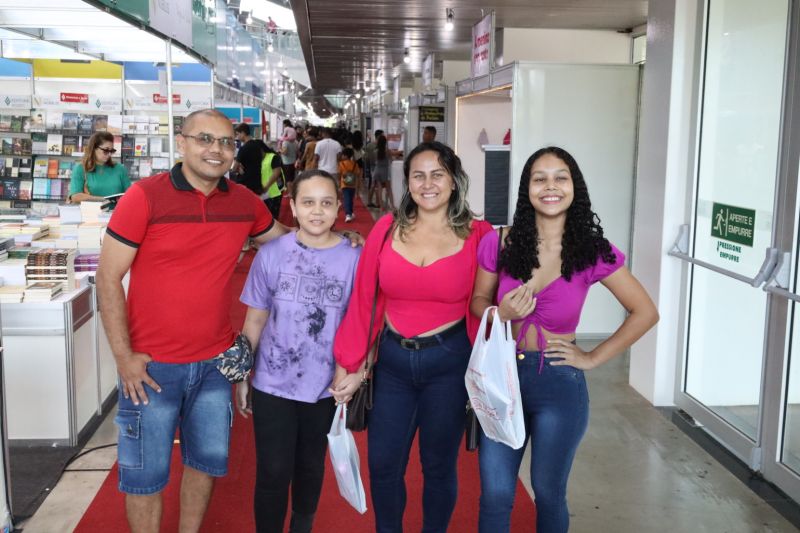 Daynara Lima - estudante, 17 anos (de rosa) <div class='credito_fotos'>Foto: Pedro Guerreiro / Ag. Pará | <a href='/midias/2023/originais/17249_e83866d3-f10c-8efb-d057-ae571eccda4c.jpg' download><i class='fa-solid fa-download'></i> Download</a></div>