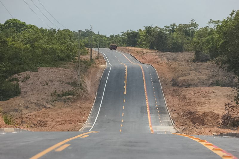 Estrada vicinal reconstruída, sinalizaa e com via para ciclistas