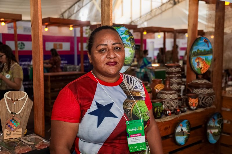 Expositora / empreendedora (Artesanato Marajoara), Ghislaine Schusterschitz <div class='credito_fotos'>Foto: Marco Santos / Ag. Pará | <a href='/midias/2023/originais/17350_6191e69e-306a-1612-c026-846d231fcbc5.jpg' download><i class='fa-solid fa-download'></i> Download</a></div>