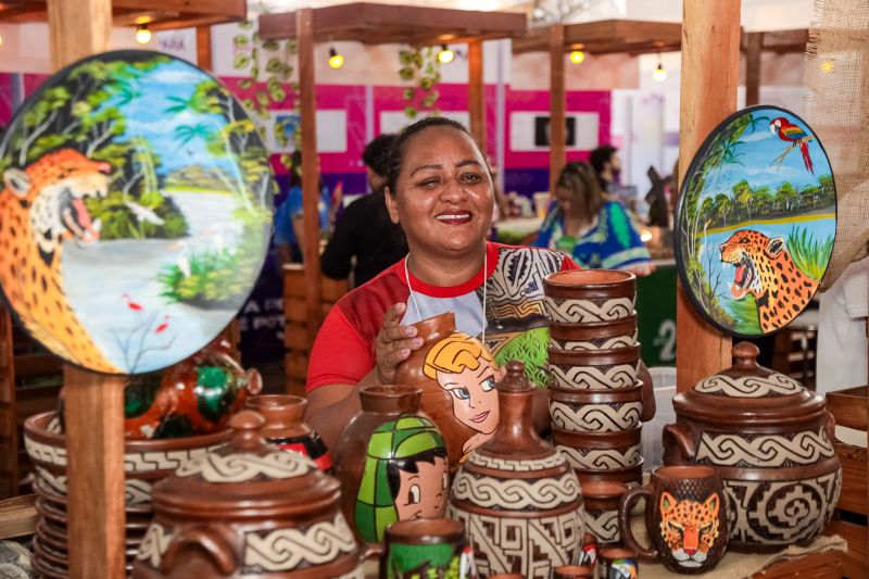 Expositora / empreendedora (Artesanato Marajoara), Ghislaine Schusterschitz <div class='credito_fotos'>Foto: Marco Santos / Ag. Pará | <a href='/midias/2023/originais/17350_677db709-e12f-3cc5-d3af-87c815ac400d.jpg' download><i class='fa-solid fa-download'></i> Download</a></div>