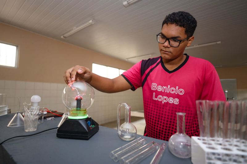 Antonio Vitor da Silva passos 16 - segundo ano (gravado no laboratório de química e física) <div class='credito_fotos'>Foto: Bruno Cecim / Ag.Pará | <a href='/midias/2023/originais/17524_1cfd28db-b527-598d-4efb-4b7a99403fa8.jpg' download><i class='fa-solid fa-download'></i> Download</a></div>
