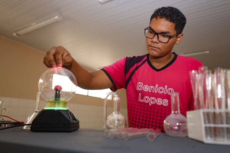 Antonio Vitor da Silva passos 16 - segundo ano (gravado no laboratório de química e física) <div class='credito_fotos'>Foto: Bruno Cecim / Ag.Pará | <a href='/midias/2023/originais/17524_a8c30f34-96e9-6429-c633-cb1742539731.jpg' download><i class='fa-solid fa-download'></i> Download</a></div>