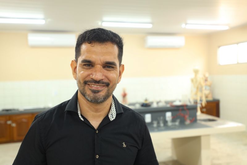 José Alex Pereira de Souza - professor de química e ex-aluno (gravado no laboratório de química e física) <div class='credito_fotos'>Foto: Bruno Cecim / Ag.Pará | <a href='/midias/2023/originais/17524_cca400c0-379d-02b0-7498-2bbb3a2c9029.jpg' download><i class='fa-solid fa-download'></i> Download</a></div>