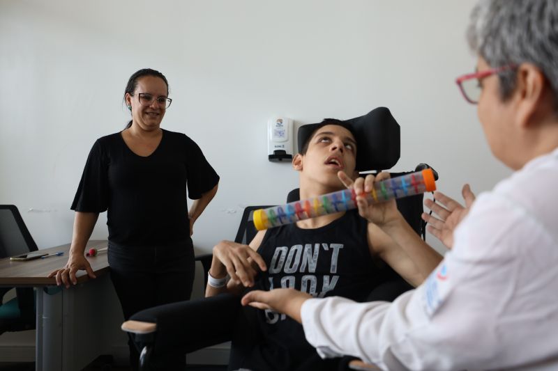 Márcia Santos - Lucas Matheus - 15 anos paralisia cerebral, autista e lúpico <div class='credito_fotos'>Foto: Rodrigo Pinheiro / Ag.Pará | <a href='/midias/2023/originais/17799_9722e803-f91c-7032-2661-ea5be6ad3edb.jpg' download><i class='fa-solid fa-download'></i> Download</a></div>