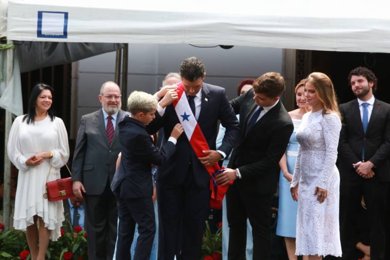 O governador Helder Barbalho recebeu a faixa de seus filhos, Thor, Helder Filho e Heva