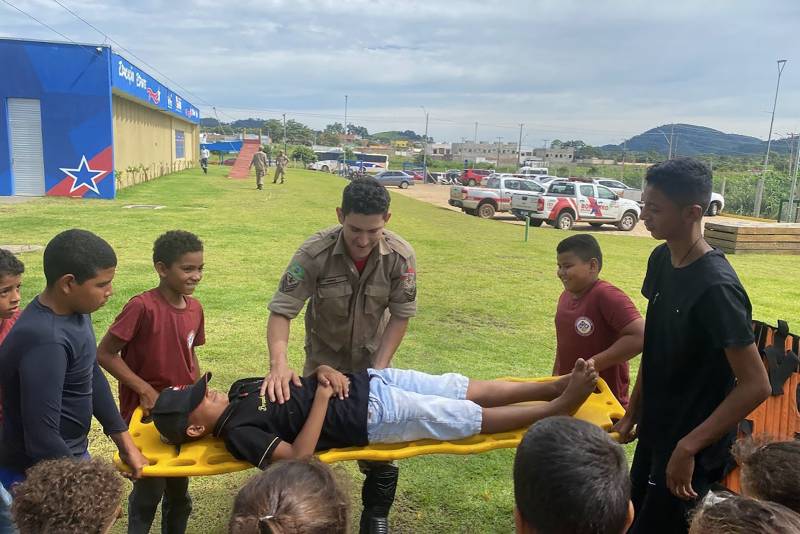 Garotos aprendem sobre primeiros socorros com equipe do Corpo de Bombeiros 