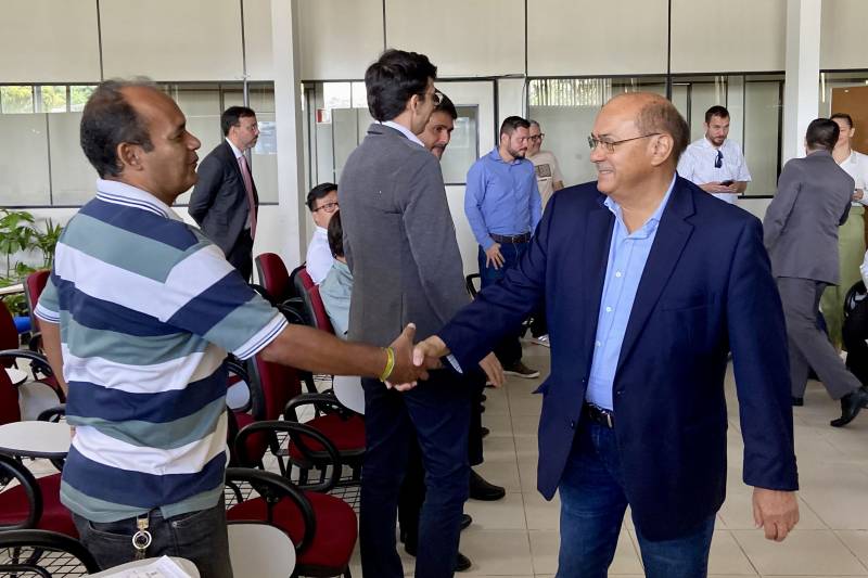 Presidente do Ideflor-Bio, Nilson Pinto cumprimenta participante da reunião de trabalho