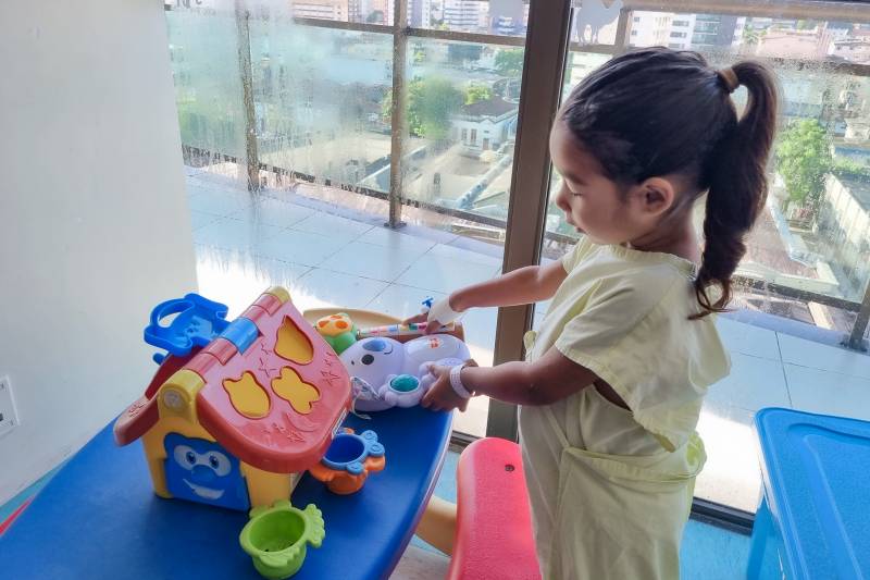 Emilly que chegou agitada, agora brinca calmamente.