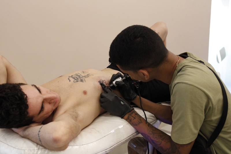 Evento contou inclusive com sessões de tatuagens de desenhos 