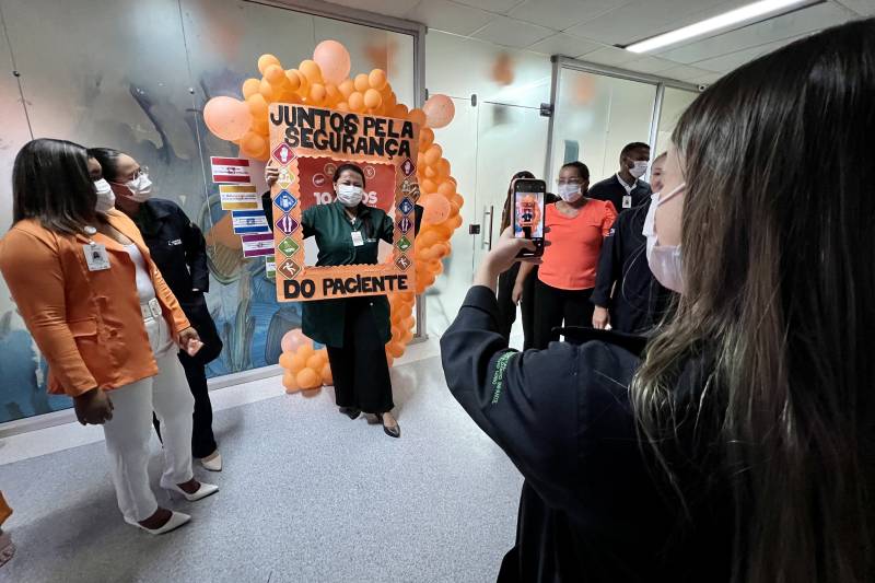 Colaboradores do Hoiol interagem durante  ação em prol do Abril Pela Segurança do Paciente (2)