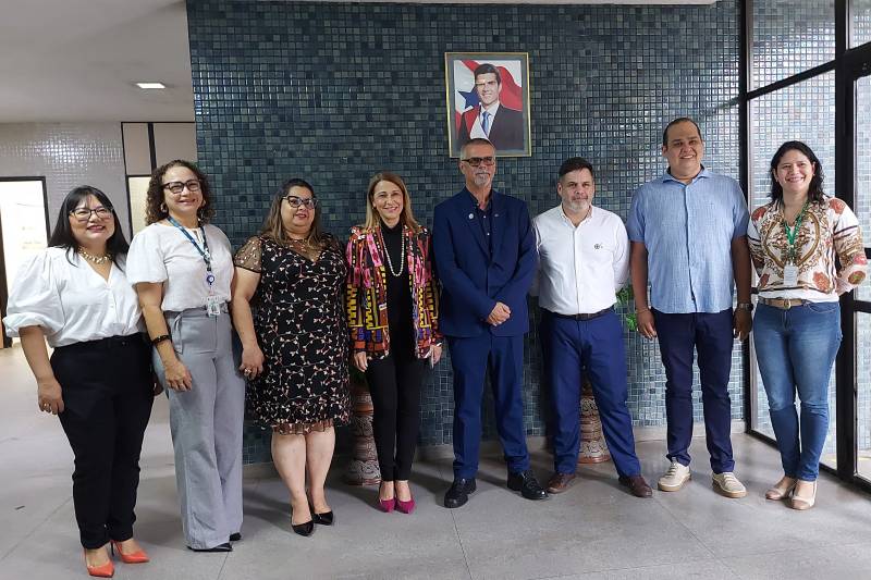 Cmitiva do Ministério da Saúde em visita ao Laboratório Centraol do Estado