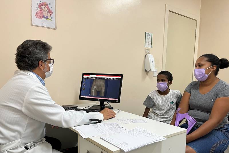 Daniel Ferreira passa por consulta acompanhado da mãe Rita de Cáasia