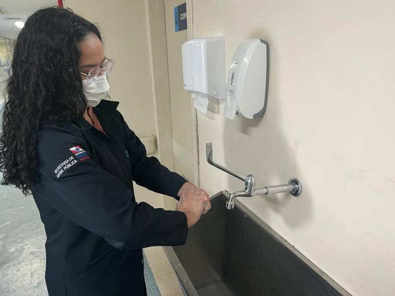 A enfermeira Adrielle Monteiro durante orientação de como higienizar as mãos corretamente.
