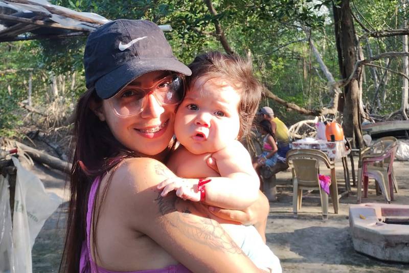 Adria e sua filha Aila em momento  recente