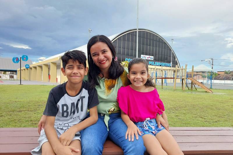 1.mãe Pamela Gonçalves e seus filhos Pedro e Maisa