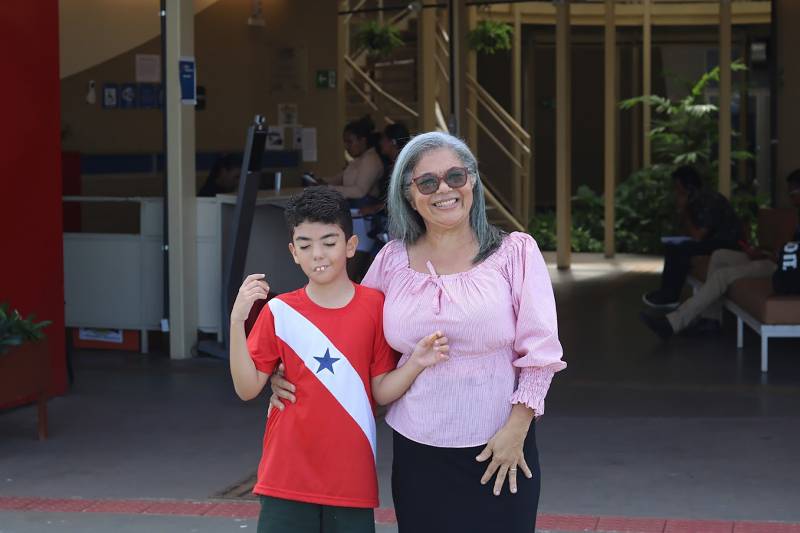 Leila Pereira e o neto, Mozarth Gabriel, 9 anos, participam da Usina da Paz desde o primeiro dia.