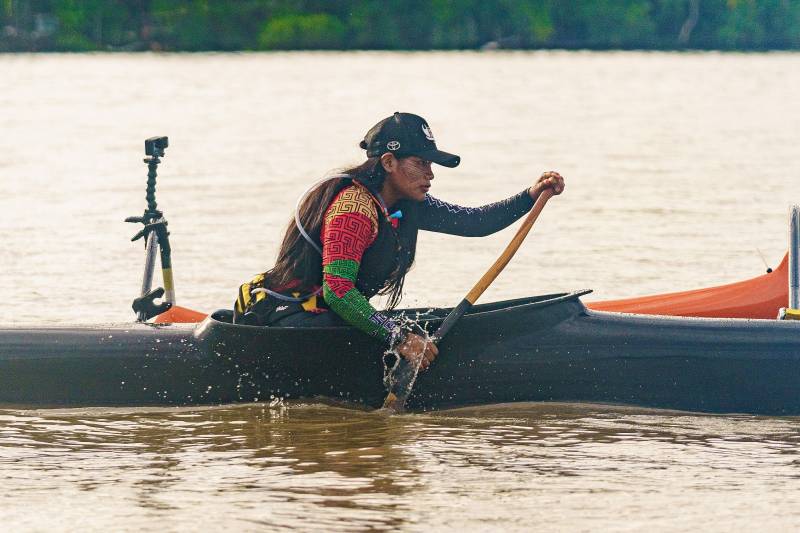 Nanda Baniwa vai remar nas águas do Oceano Pacífico com a força e o conhecimento da Amazônia