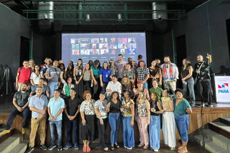 Gestores e técnicos que se reuniram no Teatro Gasômetro