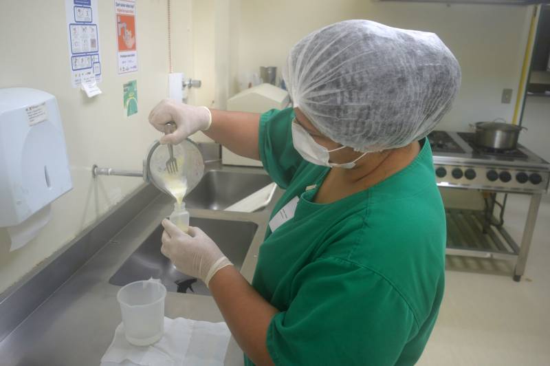 Profissionais do lactário realizam a produção e manipulação de fórmulas lácteas, suplementos e dieta enteral_