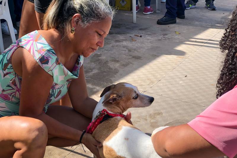 Diarista Maria Caetana com a cadelinha Lupita para atualizar a carteirinha de vacinação