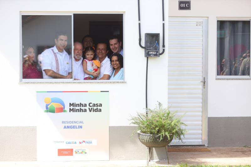 Presidente Lula, o governador Helder Barbalho, o ministro das Cidades, Jader Filho, dentro de uma unidade do residencial junto com a família beneficiada