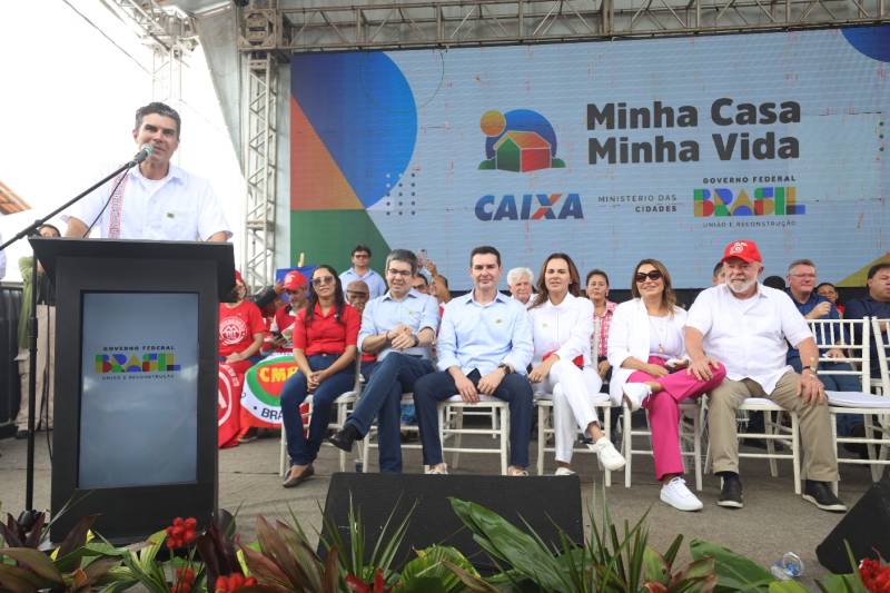 O governador Helder Barbalho discursa durante a cerimônia de entrega do residencial