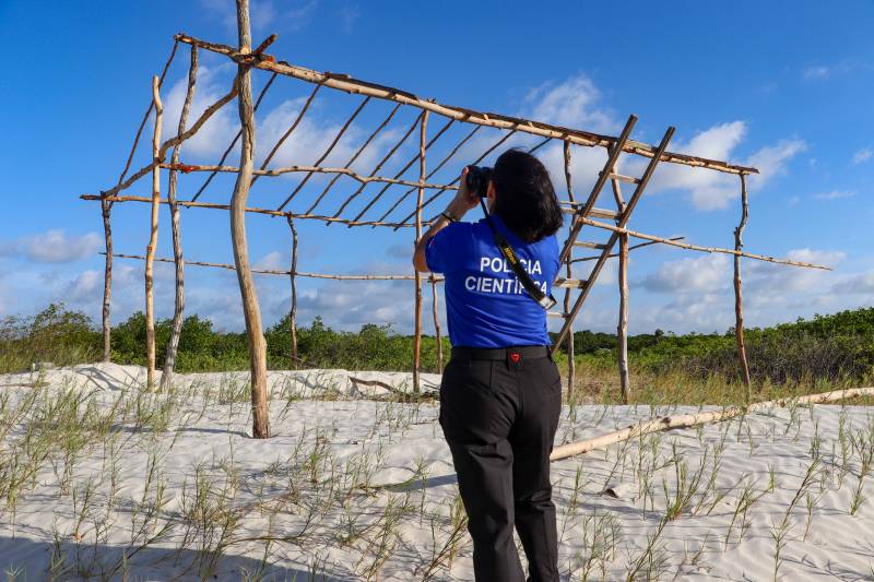 Perita Socorro Almeida fotografando a edificação