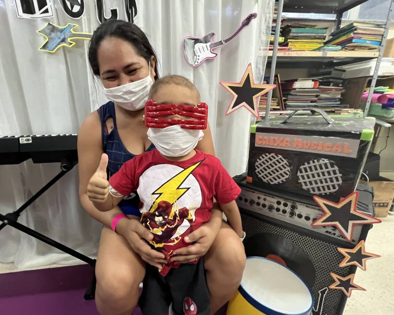 Cleverton Apóstolo, de 3 anos, posa com a mãe Cleuma de Oliveira. 