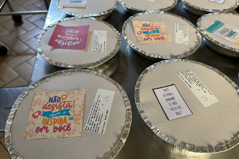 Nas marmitas de alimentação também foram distribuidas com mensagens motivacionais