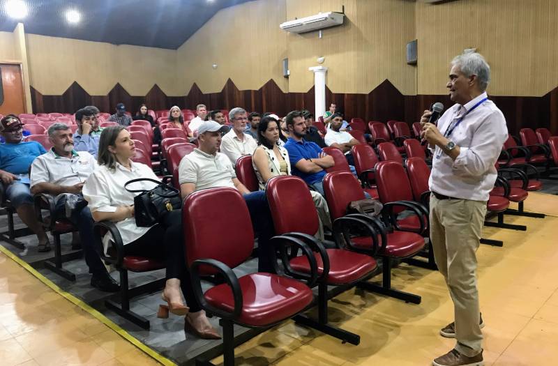 Luiz Guamá, gerente de agrotóxicos, orienta sobre a legislação que estabelece o armazenamento do produto nas propriedades