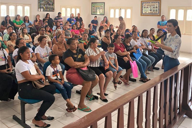 Nayara Barbalho, discursando para pessoas na Câmara Municipal de Vereadores de Santo Antônio do Tauá 