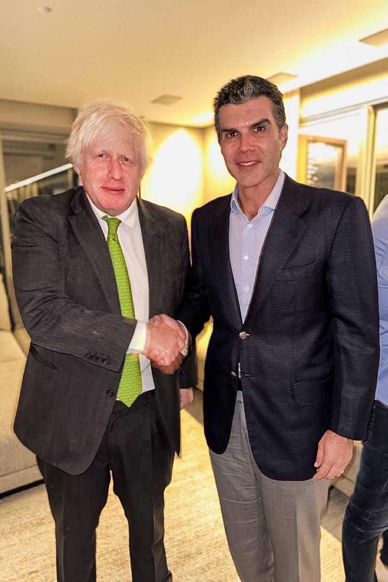 Ex-primeiro ministro Boris Johnson e o governador do Pará, Helder Barbalho, em encontro ocorrido na Expert XP 2023. 