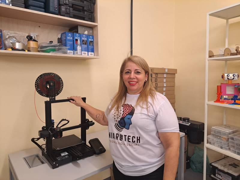Joana Darque Souza, professora de TI e coordenadora do projeto NiaraTech que leva inclusão digital e capacitação profissional para menina e mulheres da periferia.