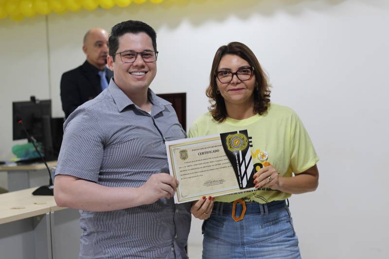 Dirceu Cavalcanti Rigoni, médico psiquiatra, recebendo certificado de particiapação entregue pela delegada Deisy Lemos, diretora da Das 