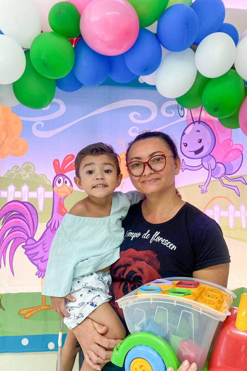 Carla Pereira e seu filho.