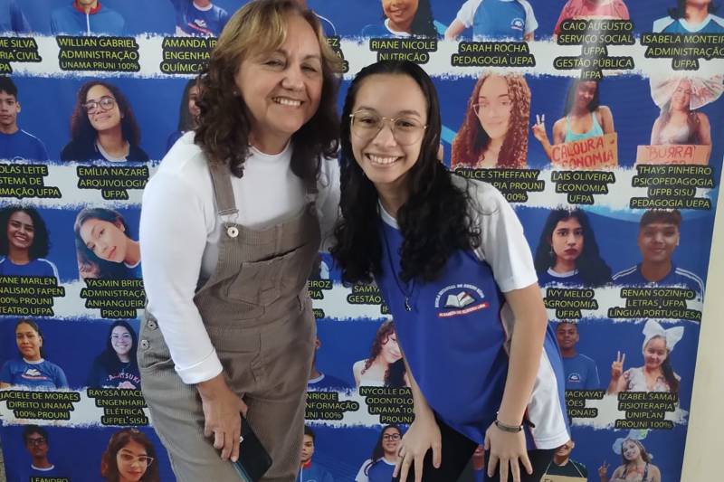 Aluna Izabely Cristina e professora Ione, de redação 