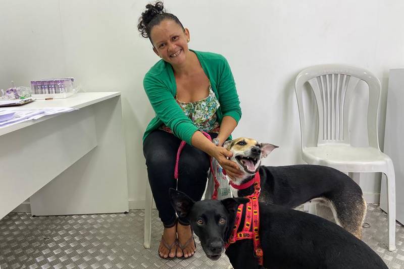 Cláudia Michele Silva, e seus cachorros