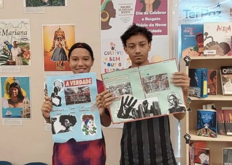 Kamily Vitória e Paulo Victor, frequentadores assíduos da biblioteca