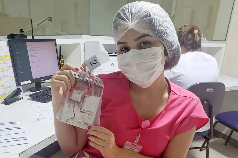 colaboradora e técnica de Enfermagem, Ana Carla Dantas, 23 anos, é  uma das doadora colaboras do HJB. 