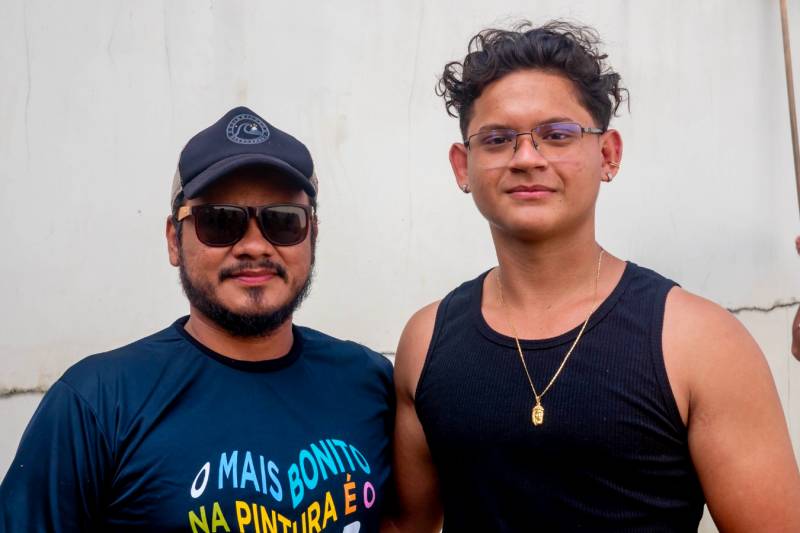 Estudante Lucas Guimarães com o artista And Santos