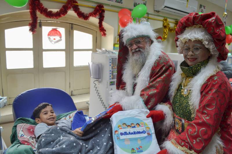 Ainda no leito, o menino participou da celebração e ganhu seu presnete