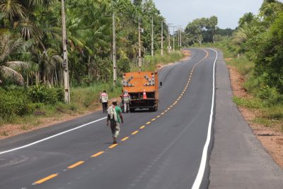 notícia: Operários da Setran asfaltam e sinalizam a rodovia PA-140