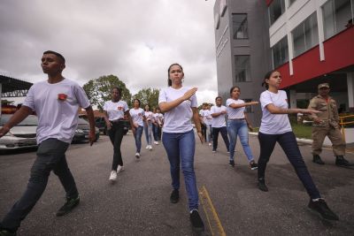 notícia: Corpo de Bombeiros Militar treina ex-alunos do Programa Escola da Vida para atividades nas Usinas da Paz