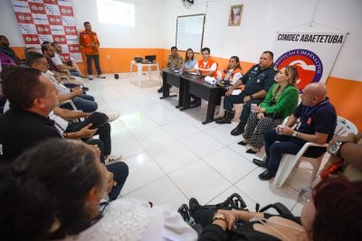 galeria: Governador Helder Barbalho em reunião com a Defesa Civil em Abaetetuba - Deslizamento