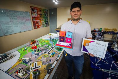 notícia: Professor paraense premiado prepara alunos para novos eventos de robótica no Brasil
