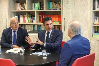 notícia: Estado e Ministério de Portos e Aeroportos debatem melhorias de aeroporto e criação de terminal hidroviário internacional