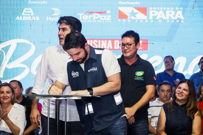 Secretário Igor Normando no momento da assinatura