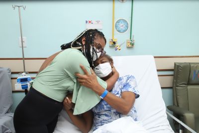 notícia: Paciente submetida a transplante de medula no Hospital Ophir Loyola comemora alta