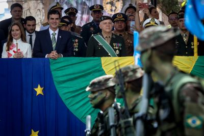 notícia: População prestigia desfile cívico-militar de 7 de setembro na avenida Presidente Vargas
